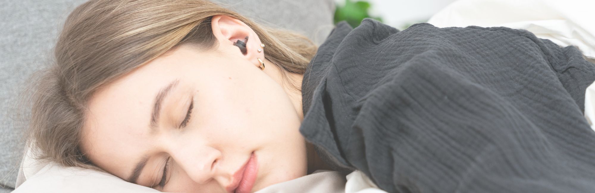 Schlafende Frau mit Schallwerk Sleep Gehörschutz