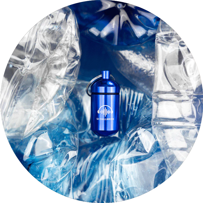 Schallwerk Gehörschutz Dose in blau auf Plastikflaschen