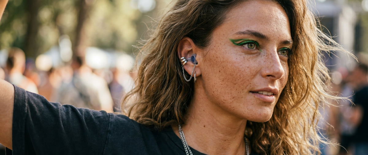 Frau mit Music+ Ohrstöpseln auf einem Festival