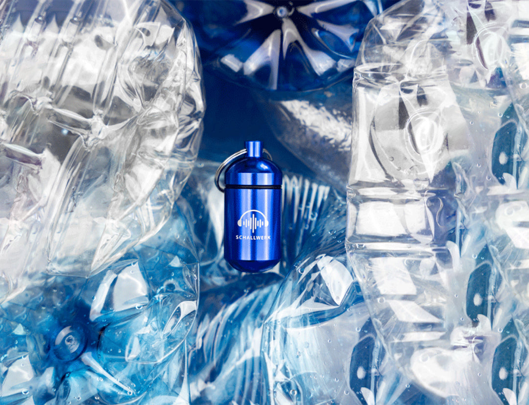 Schallwerk Gehörschutz Dose in blau auf Plastikflaschen - Unser Nachhaltigkeitsgedanke!