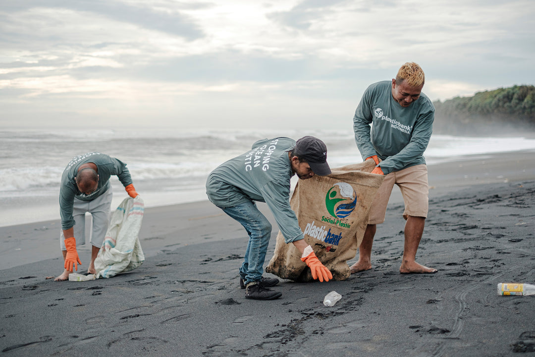 Unsere Mission mit Plastikbank - Menschen sammeln Plastik am Strand